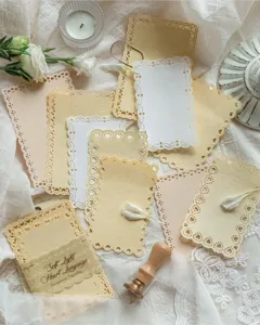 Dettaglio di carta decorativa in pizzo a forma di cuore per scrapbooking e artigianato fai-da-te