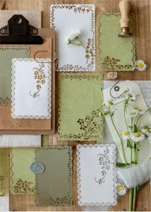 Dettaglio macro di carta pizzo intagliata per scrapbooking fai da te e decorazione diario
