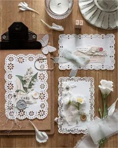 Vista macro che mostra i dettagli intricati di cartoncini decorativi traforati in pizzo bianco