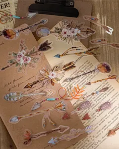 Gedetailleerd overzicht van vintage veer- en bloempijlstickers voor scrapbooking