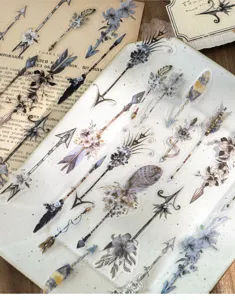 Detail van vintage veer- en pijlstickers met bloemenaccenten op keramische plaat