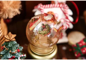 Primer plano de pegatinas decorativas navideñas sobre una esfera transparente
