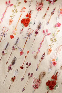 Macrodetail van vintage veer-pijlstickers voor creatieve decoratie van dagboeken