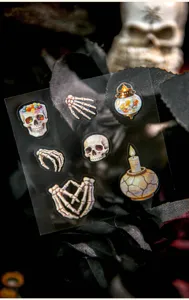 Vista detallada de pegatinas de Halloween con calaveras y manos de esqueleto para DIY