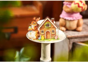 Primer plano de una pegatina de conejo de Pascua y casita en un soporte decorativo
