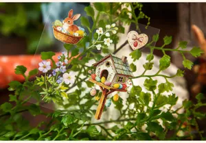 Primer plano de pegatinas de Pascua transparentes con diseños de conejos y casitas
