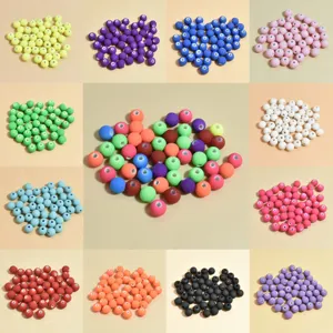 Primer plano de cuentas de arcilla polimérica mate de 8mm para hacer bisutería y joyas.