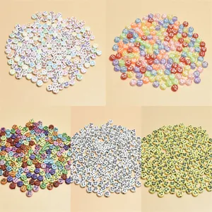 Detailansicht von 7mm bunten Acryl-Emoji-Perlen für DIY-Schmuck und Bastelprojekte