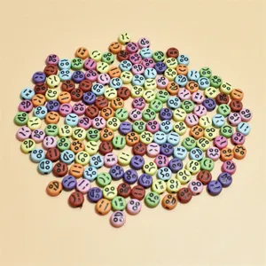 Makroaufnahme von bunten 7mm Acrylperlen mit Emoji-Gesichtsdrucken für DIY-Schmuck