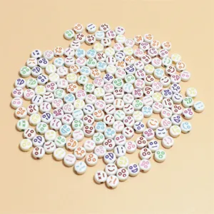 Nahaufnahme von 7mm Acrylperlen mit bunten Smiley- und Traurigkeitsgesichtern