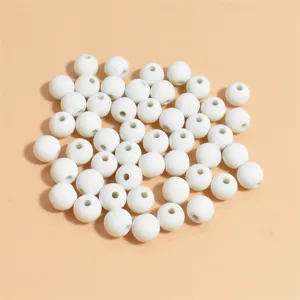 Detalle de cuentas redondas de arcilla polimérica blanca de 8 mm para joyería DIY