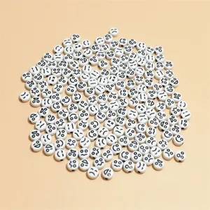 Nahaufnahme von 7mm weißen Acrylperlen mit verschiedenen schwarzen Gesichtern