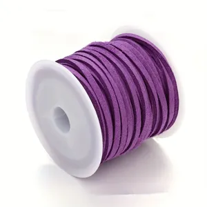 Vista macro de cordón de antelina violeta en carrete blanco para bisutería DIY