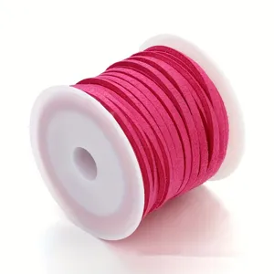 Vista detallada de un rollo de 5m de cordón de ante rosa para creación de joyas DIY.