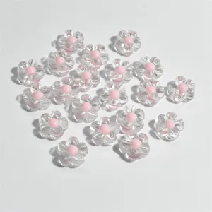 Primer plano de cuentas de flores de acrílico de 12 mm con centro rosa para joyería DIY