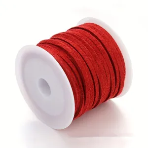 Primer plano de cordón de antelina roja en carrete blanco para manualidades de joyería.