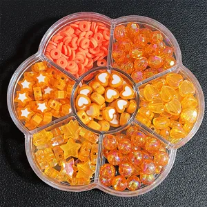 Vista detallada del set de cuentas naranjas DIY con formas de corazón y estrella
