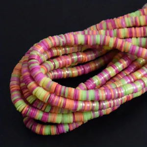 Gros plan de perles disques en pâte polymère colorées de 6 mm pour les bijoux DIY.