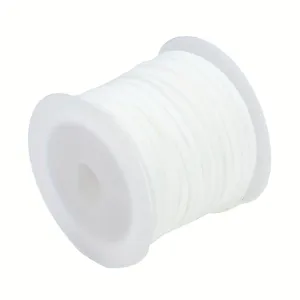 Vista detallada de cordón de antelina blanca en carrete para joyería DIY