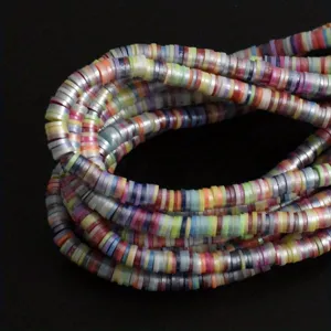 Détail macro de perles heishi multicolores de 6mm en argile polymère pour bijoux DIY