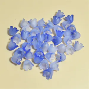 Detalle de cuentas de lirio de los valles azul esmerilado de 11 mm para joyería DIY.