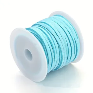 Primer plano de 5m de cordón de ante sintético azul claro para manualidades de joyas.