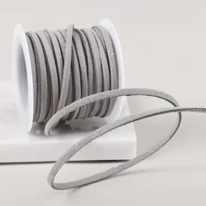 Vista macro detallada de cordón de gamuza gris de 5m para la creación de joyas DIY