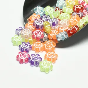Primer plano de cuentas de flores sonrientes de acrílico de 10mm para joyería.