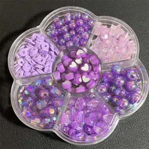 Detalle macro de varias cuentas de bricolaje moradas con formas de corazón y estrella