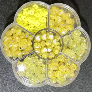 Set de 7 compartimentos de cuentas DIY 6-8mm amarillas de corazón y estrella en caja