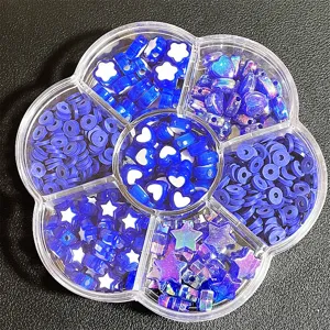 Vista detallada de cuentas azules de corazón y estrella en caja con forma de flor