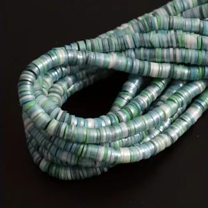 Vue détaillée de perles heishi en argile de 6 mm vertes et bleues pour bijoux DIY.