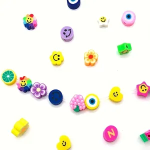 Nahaufnahme von bunten 10mm Polymerton-Perlen in verschiedenen Formen für DIY-Schmuck