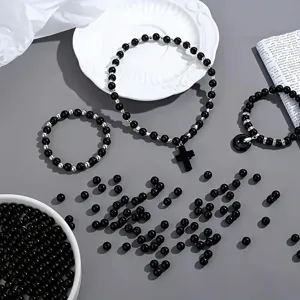 Vista detallada de cuentas redondas de acrílico negro brillante para joyas de bricolaje