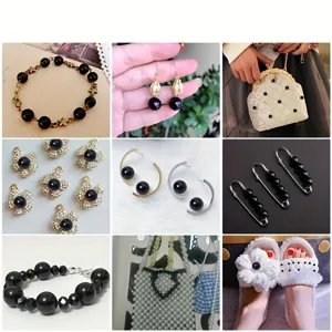 Presentación de varias piezas de joyería terminadas hechas con cuentas de acrílico