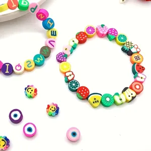 Nahaufnahme von bunten 10mm Polymer-Ton-Perlen und DIY-Obst-Muster-Armbändern.