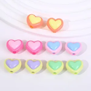 Vista detallada de cuentas de corazón de acrílico coloridas para proyectos de joyería DIY