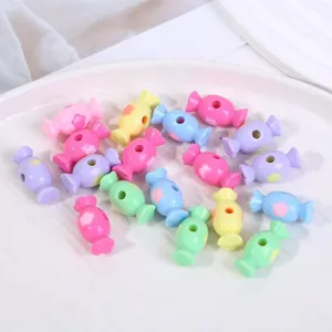 Primer plano de cuentas acrílicas de caramelos coloridos para joyería artesanal