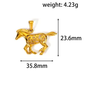 Misure dettagliate di un ciondolo a cavallo dorato con dimensioni e peso di 4,23g
