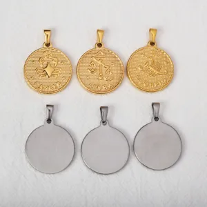 Vorder- und Rückansicht goldener und silberner Sternzeichen-Anhänger auf weißem Leinen