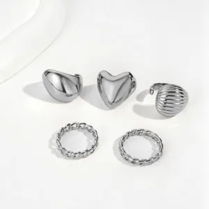 Set completo di 5 anelli in acciaio inossidabile argento con motivi a cuore e catena.