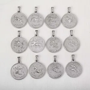 Detailansicht aller 12 Vintage-Sternzeichen-Anhänger aus rostfreiem Edelstahl.