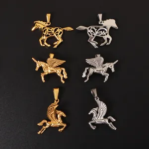 Vista dettagliata di sei ciondoli cavallo e pegaso in acciaio inox oro e argento.