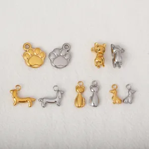 Dettaglio di vari ciondoli 3D in acciaio inossidabile a forma di cane e gatto dorati