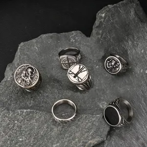 Assortimento di anelli a sigillo in acciaio inossidabile vintage su pietra naturale
