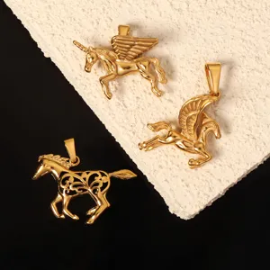 Vista macro dettagliata di tre ciondoli in acciaio inossidabile dorato a forma di cavallo e Pegaso
