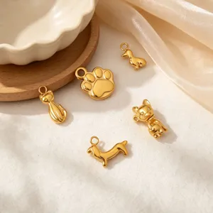Primo piano dettagliato di mini ciondoli animali 3D in acciaio inossidabile placcato oro 18K