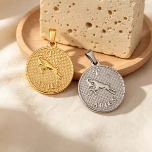 Nahaufnahme von Aries-Sternzeichen-Anhängern in Gold und Silber mit Reliefdetails