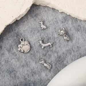 Vista dettagliata di ciondoli a forma di animali in acciaio inox per gioielli DIY