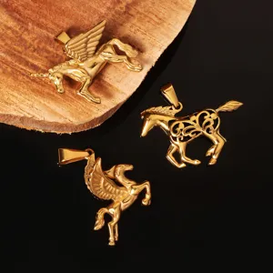 Dettaglio di pendenti a forma di Pegaso e unicorno in acciaio inossidabile dorato